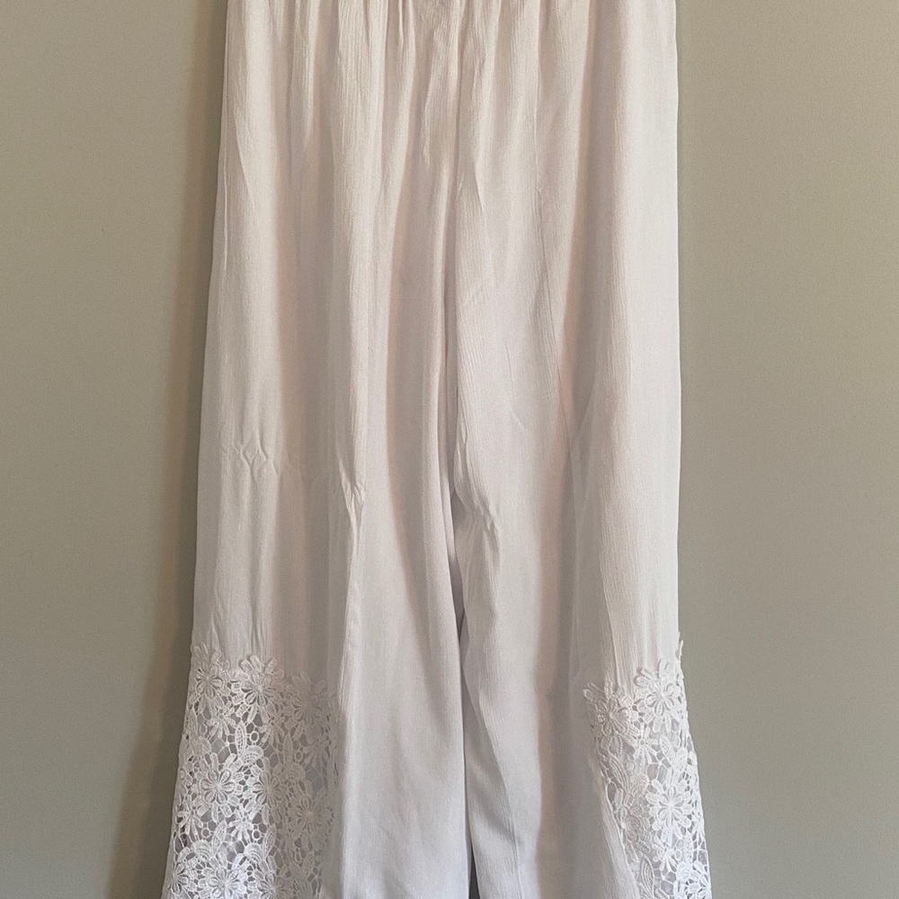 New Directions White Wide leg pants w/ crochet